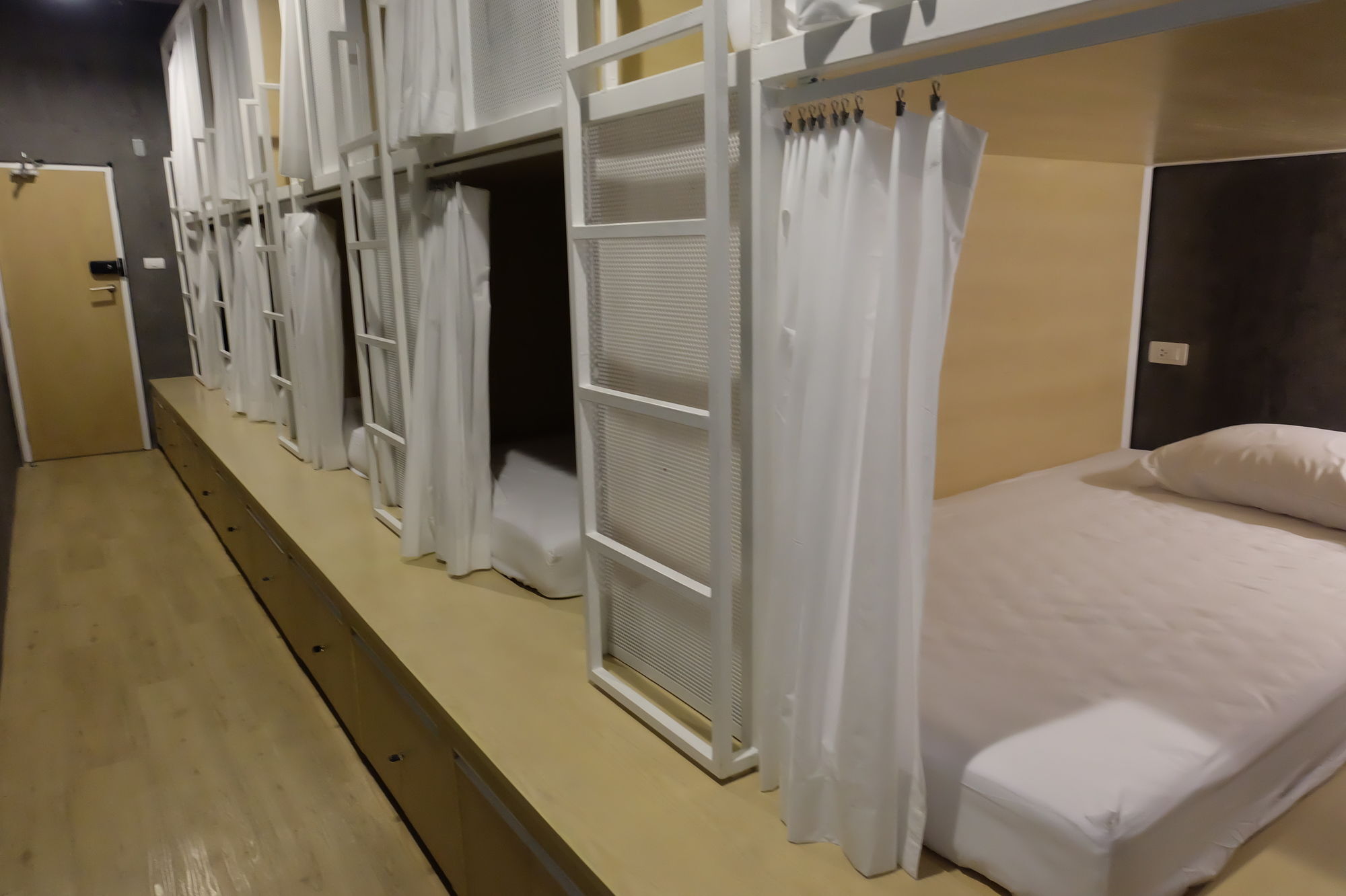 On The Bed Hostel Банкок Екстериор снимка
